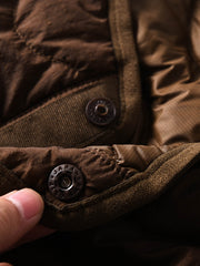 製品画像
ホワイトダックダウン 軽量 ダウンジャケット全体図。シンプルなデザインと700+フィルパワーの高品質ホワイトダックダウンを使用し、軽量で高い保温性を備えた一着。
詳細画像
100%ナイロン素材の防風・撥水性のディテール、高品質90%ホワイトダックダウンとダウン吹き出し防止の縫製、袖口の伸縮仕様の特写。