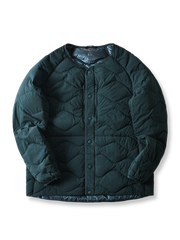 製品画像
ホワイトダックダウン 軽量 ダウンジャケット全体図。シンプルなデザインと700+フィルパワーの高品質ホワイトダックダウンを使用し、軽量で高い保温性を備えた一着。
詳細画像
100%ナイロン素材の防風・撥水性のディテール、高品質90%ホワイトダックダウンとダウン吹き出し防止の縫製、袖口の伸縮仕様の特写。