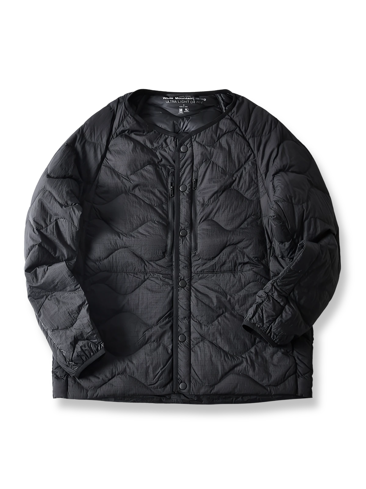 製品画像
ホワイトダックダウン 軽量 ダウンジャケット全体図。シンプルなデザインと700+フィルパワーの高品質ホワイトダックダウンを使用し、軽量で高い保温性を備えた一着。
詳細画像
100%ナイロン素材の防風・撥水性のディテール、高品質90%ホワイトダックダウンとダウン吹き出し防止の縫製、袖口の伸縮仕様の特写。