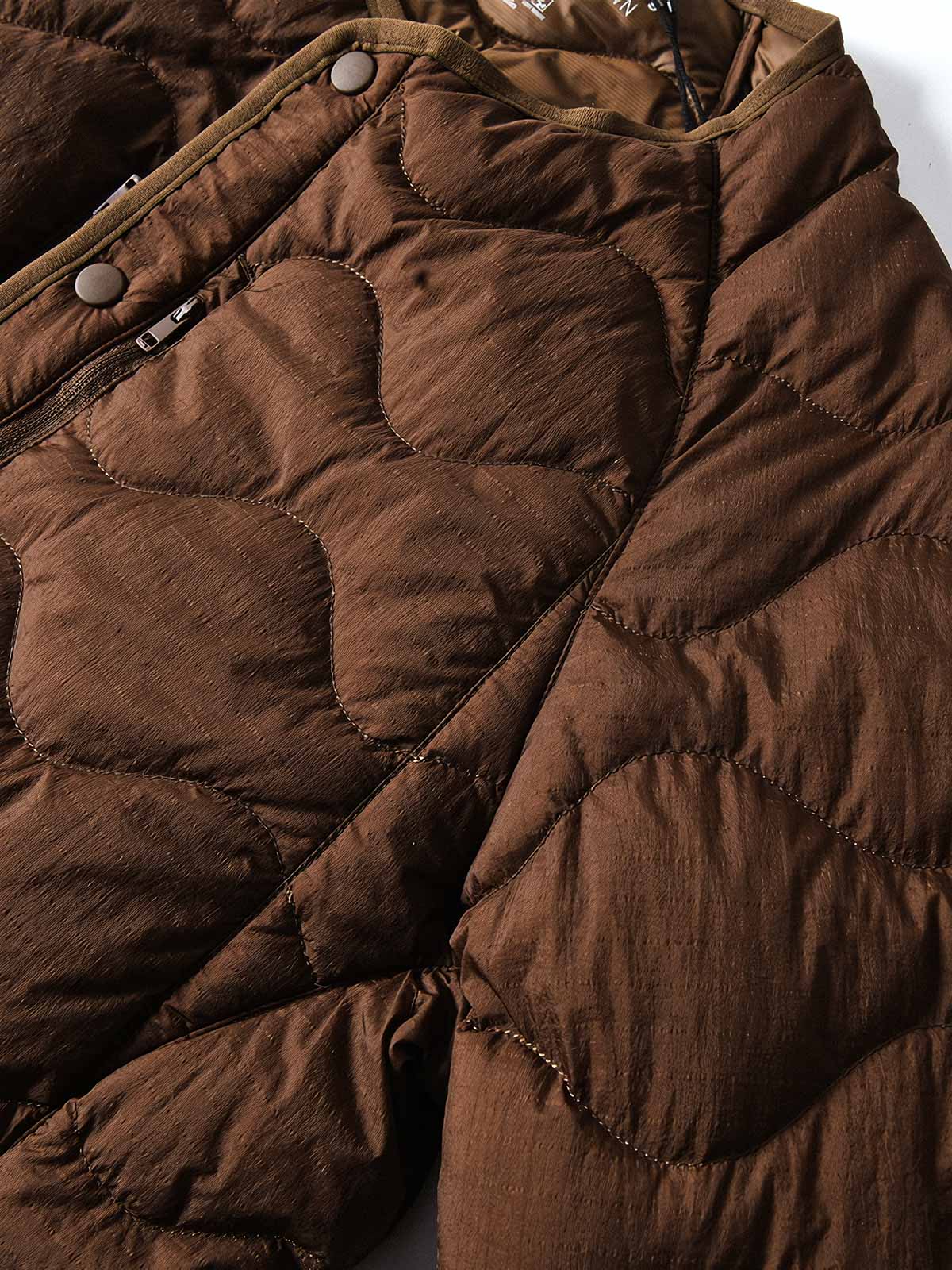 製品画像
ホワイトダックダウン 軽量 ダウンジャケット全体図。シンプルなデザインと700+フィルパワーの高品質ホワイトダックダウンを使用し、軽量で高い保温性を備えた一着。
詳細画像
100%ナイロン素材の防風・撥水性のディテール、高品質90%ホワイトダックダウンとダウン吹き出し防止の縫製、袖口の伸縮仕様の特写。