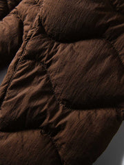 製品画像
ホワイトダックダウン 軽量 ダウンジャケット全体図。シンプルなデザインと700+フィルパワーの高品質ホワイトダックダウンを使用し、軽量で高い保温性を備えた一着。
詳細画像
100%ナイロン素材の防風・撥水性のディテール、高品質90%ホワイトダックダウンとダウン吹き出し防止の縫製、袖口の伸縮仕様の特写。