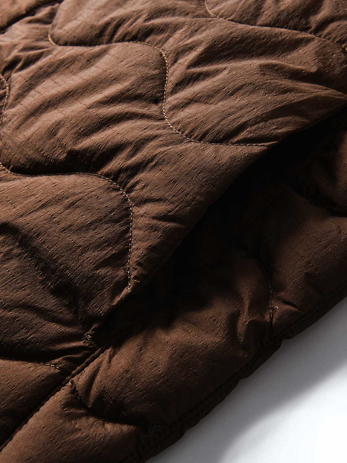 製品画像
ホワイトダックダウン 軽量 ダウンジャケット全体図。シンプルなデザインと700+フィルパワーの高品質ホワイトダックダウンを使用し、軽量で高い保温性を備えた一着。
詳細画像
100%ナイロン素材の防風・撥水性のディテール、高品質90%ホワイトダックダウンとダウン吹き出し防止の縫製、袖口の伸縮仕様の特写。