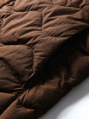 製品画像
ホワイトダックダウン 軽量 ダウンジャケット全体図。シンプルなデザインと700+フィルパワーの高品質ホワイトダックダウンを使用し、軽量で高い保温性を備えた一着。
詳細画像
100%ナイロン素材の防風・撥水性のディテール、高品質90%ホワイトダックダウンとダウン吹き出し防止の縫製、袖口の伸縮仕様の特写。