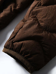 製品画像
ホワイトダックダウン 軽量 ダウンジャケット全体図。シンプルなデザインと700+フィルパワーの高品質ホワイトダックダウンを使用し、軽量で高い保温性を備えた一着。
詳細画像
100%ナイロン素材の防風・撥水性のディテール、高品質90%ホワイトダックダウンとダウン吹き出し防止の縫製、袖口の伸縮仕様の特写。