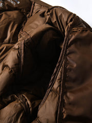 製品画像
ホワイトダックダウン 軽量 ダウンジャケット全体図。シンプルなデザインと700+フィルパワーの高品質ホワイトダックダウンを使用し、軽量で高い保温性を備えた一着。
詳細画像
100%ナイロン素材の防風・撥水性のディテール、高品質90%ホワイトダックダウンとダウン吹き出し防止の縫製、袖口の伸縮仕様の特写。