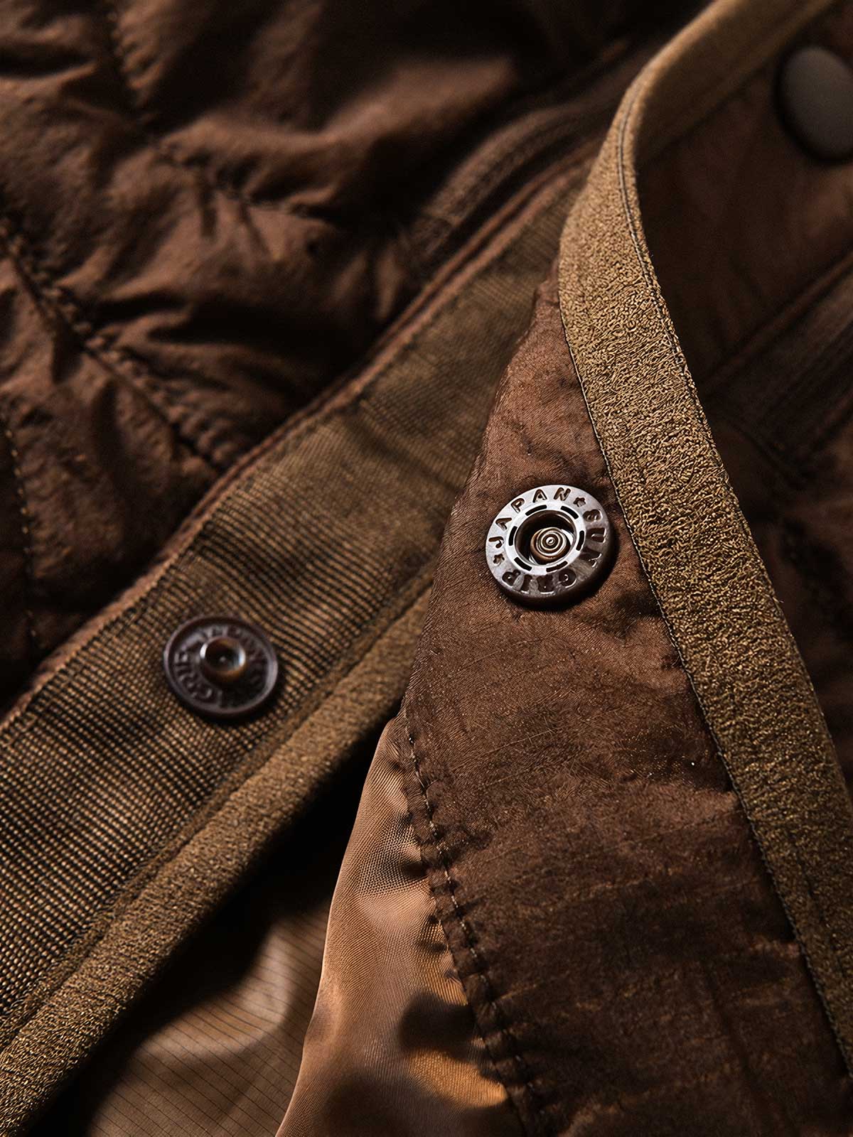 製品画像
ホワイトダックダウン 軽量 ダウンジャケット全体図。シンプルなデザインと700+フィルパワーの高品質ホワイトダックダウンを使用し、軽量で高い保温性を備えた一着。
詳細画像
100%ナイロン素材の防風・撥水性のディテール、高品質90%ホワイトダックダウンとダウン吹き出し防止の縫製、袖口の伸縮仕様の特写。