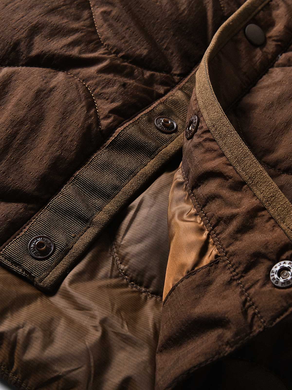 製品画像
ホワイトダックダウン 軽量 ダウンジャケット全体図。シンプルなデザインと700+フィルパワーの高品質ホワイトダックダウンを使用し、軽量で高い保温性を備えた一着。
詳細画像
100%ナイロン素材の防風・撥水性のディテール、高品質90%ホワイトダックダウンとダウン吹き出し防止の縫製、袖口の伸縮仕様の特写。