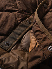 製品画像
ホワイトダックダウン 軽量 ダウンジャケット全体図。シンプルなデザインと700+フィルパワーの高品質ホワイトダックダウンを使用し、軽量で高い保温性を備えた一着。
詳細画像
100%ナイロン素材の防風・撥水性のディテール、高品質90%ホワイトダックダウンとダウン吹き出し防止の縫製、袖口の伸縮仕様の特写。