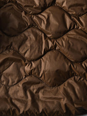 製品画像
ホワイトダックダウン 軽量 ダウンジャケット全体図。シンプルなデザインと700+フィルパワーの高品質ホワイトダックダウンを使用し、軽量で高い保温性を備えた一着。
詳細画像
100%ナイロン素材の防風・撥水性のディテール、高品質90%ホワイトダックダウンとダウン吹き出し防止の縫製、袖口の伸縮仕様の特写。