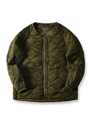 製品画像
ホワイトダックダウン 軽量 ダウンジャケット全体図。シンプルなデザインと700+フィルパワーの高品質ホワイトダックダウンを使用し、軽量で高い保温性を備えた一着。
詳細画像
100%ナイロン素材の防風・撥水性のディテール、高品質90%ホワイトダックダウンとダウン吹き出し防止の縫製、袖口の伸縮仕様の特写。