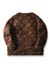 製品画像
ホワイトダックダウン 軽量 ダウンジャケット全体図。シンプルなデザインと700+フィルパワーの高品質ホワイトダックダウンを使用し、軽量で高い保温性を備えた一着。
詳細画像
100%ナイロン素材の防風・撥水性のディテール、高品質90%ホワイトダックダウンとダウン吹き出し防止の縫製、袖口の伸縮仕様の特写。