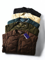 製品画像
ホワイトダックダウン 軽量 ダウンジャケット全体図。シンプルなデザインと700+フィルパワーの高品質ホワイトダックダウンを使用し、軽量で高い保温性を備えた一着。
詳細画像
100%ナイロン素材の防風・撥水性のディテール、高品質90%ホワイトダックダウンとダウン吹き出し防止の縫製、袖口の伸縮仕様の特写。