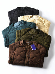 製品画像
ホワイトダックダウン 軽量 ダウンジャケット全体図。シンプルなデザインと700+フィルパワーの高品質ホワイトダックダウンを使用し、軽量で高い保温性を備えた一着。
詳細画像
100%ナイロン素材の防風・撥水性のディテール、高品質90%ホワイトダックダウンとダウン吹き出し防止の縫製、袖口の伸縮仕様の特写。