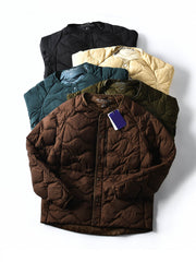 製品画像
ホワイトダックダウン 軽量 ダウンジャケット全体図。シンプルなデザインと700+フィルパワーの高品質ホワイトダックダウンを使用し、軽量で高い保温性を備えた一着。
詳細画像
100%ナイロン素材の防風・撥水性のディテール、高品質90%ホワイトダックダウンとダウン吹き出し防止の縫製、袖口の伸縮仕様の特写。