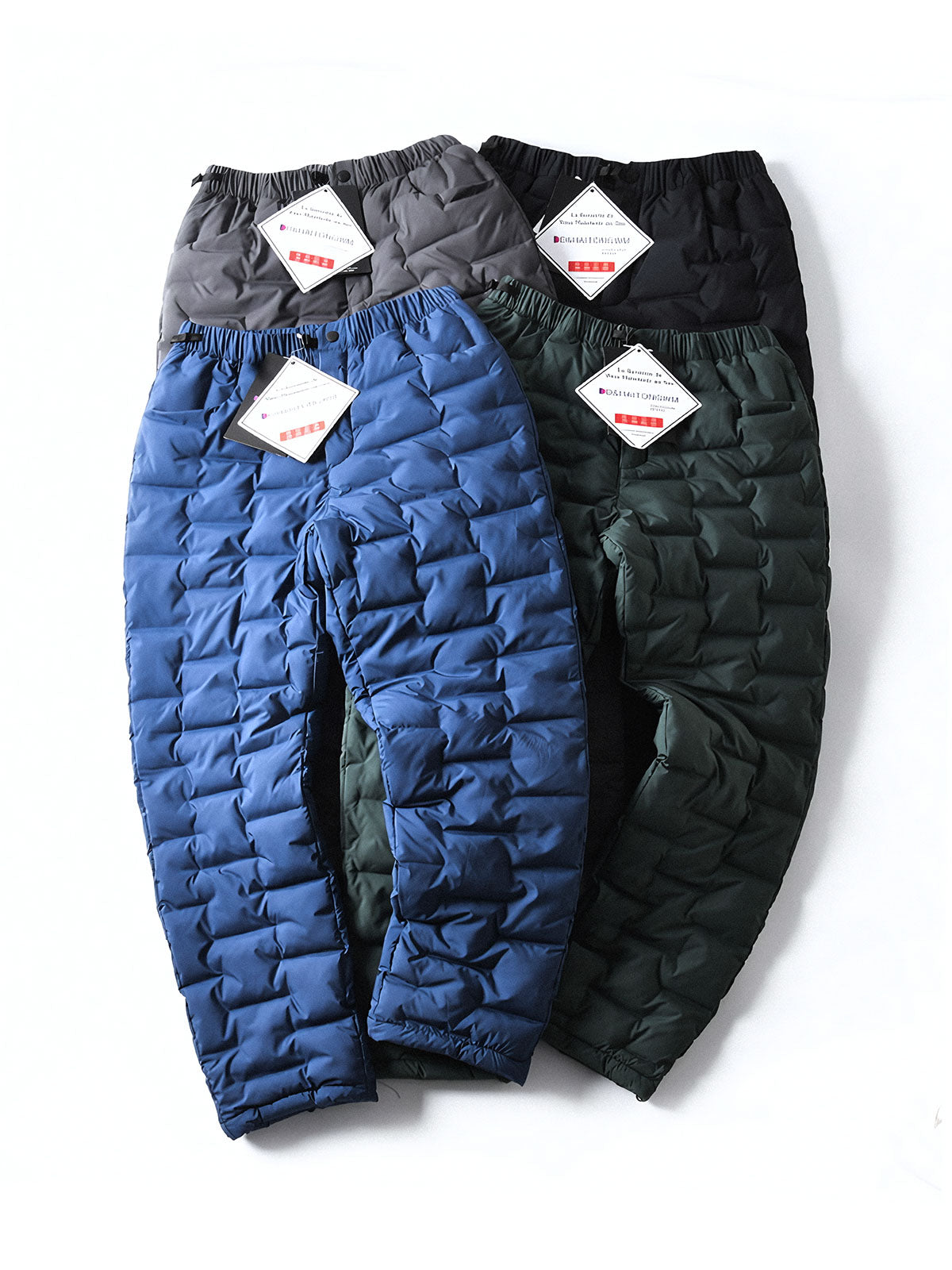 製品画像
高機能保温中綿 防風・防寒中綿パンツ全体図。防風性・撥水性に優れたナイロン素材とシンプルなデザインで、寒冷地のアウトドア活動に最適な秋冬アイテム。
詳細画像
防風・撥水ナイロン素材の質感、高機能保温中綿の充填構造、裾の調整仕様と立体裁断デザインによる動きやすさのディテール特写。