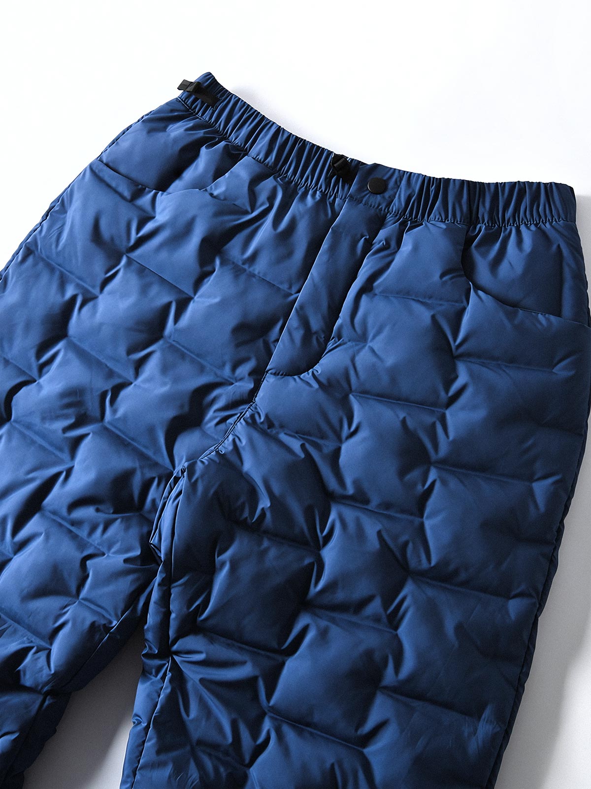 製品画像
高機能保温中綿 防風・防寒中綿パンツ全体図。防風性・撥水性に優れたナイロン素材とシンプルなデザインで、寒冷地のアウトドア活動に最適な秋冬アイテム。
詳細画像
防風・撥水ナイロン素材の質感、高機能保温中綿の充填構造、裾の調整仕様と立体裁断デザインによる動きやすさのディテール特写。