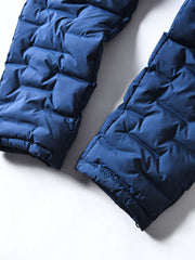 製品画像
高機能保温中綿 防風・防寒中綿パンツ全体図。防風性・撥水性に優れたナイロン素材とシンプルなデザインで、寒冷地のアウトドア活動に最適な秋冬アイテム。
詳細画像
防風・撥水ナイロン素材の質感、高機能保温中綿の充填構造、裾の調整仕様と立体裁断デザインによる動きやすさのディテール特写。