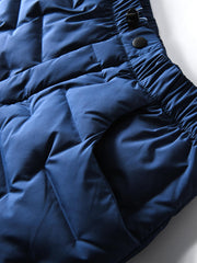 製品画像
高機能保温中綿 防風・防寒中綿パンツ全体図。防風性・撥水性に優れたナイロン素材とシンプルなデザインで、寒冷地のアウトドア活動に最適な秋冬アイテム。
詳細画像
防風・撥水ナイロン素材の質感、高機能保温中綿の充填構造、裾の調整仕様と立体裁断デザインによる動きやすさのディテール特写。