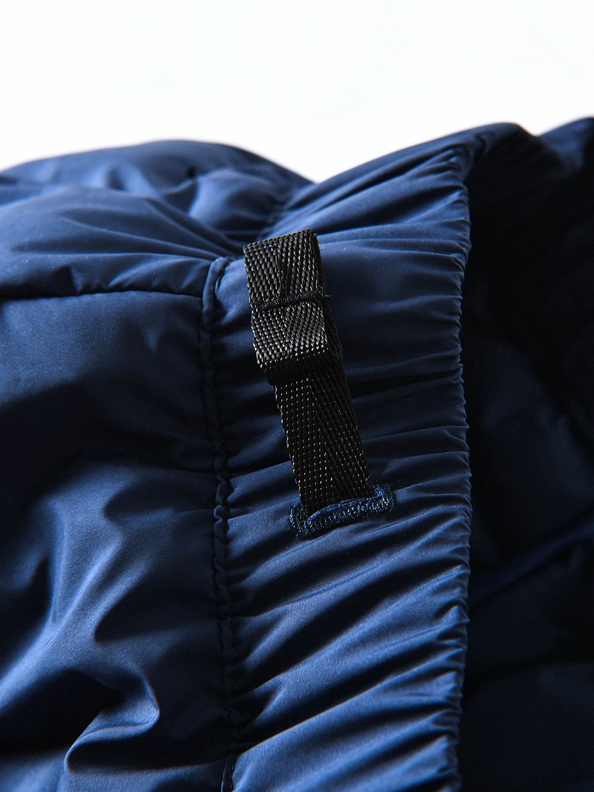 製品画像
高機能保温中綿 防風・防寒中綿パンツ全体図。防風性・撥水性に優れたナイロン素材とシンプルなデザインで、寒冷地のアウトドア活動に最適な秋冬アイテム。
詳細画像
防風・撥水ナイロン素材の質感、高機能保温中綿の充填構造、裾の調整仕様と立体裁断デザインによる動きやすさのディテール特写。