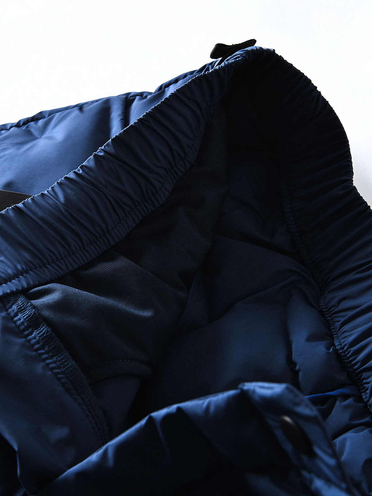 製品画像
高機能保温中綿 防風・防寒中綿パンツ全体図。防風性・撥水性に優れたナイロン素材とシンプルなデザインで、寒冷地のアウトドア活動に最適な秋冬アイテム。
詳細画像
防風・撥水ナイロン素材の質感、高機能保温中綿の充填構造、裾の調整仕様と立体裁断デザインによる動きやすさのディテール特写。