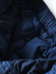 製品画像
高機能保温中綿 防風・防寒中綿パンツ全体図。防風性・撥水性に優れたナイロン素材とシンプルなデザインで、寒冷地のアウトドア活動に最適な秋冬アイテム。
詳細画像
防風・撥水ナイロン素材の質感、高機能保温中綿の充填構造、裾の調整仕様と立体裁断デザインによる動きやすさのディテール特写。