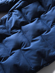 製品画像
高機能保温中綿 防風・防寒中綿パンツ全体図。防風性・撥水性に優れたナイロン素材とシンプルなデザインで、寒冷地のアウトドア活動に最適な秋冬アイテム。
詳細画像
防風・撥水ナイロン素材の質感、高機能保温中綿の充填構造、裾の調整仕様と立体裁断デザインによる動きやすさのディテール特写。