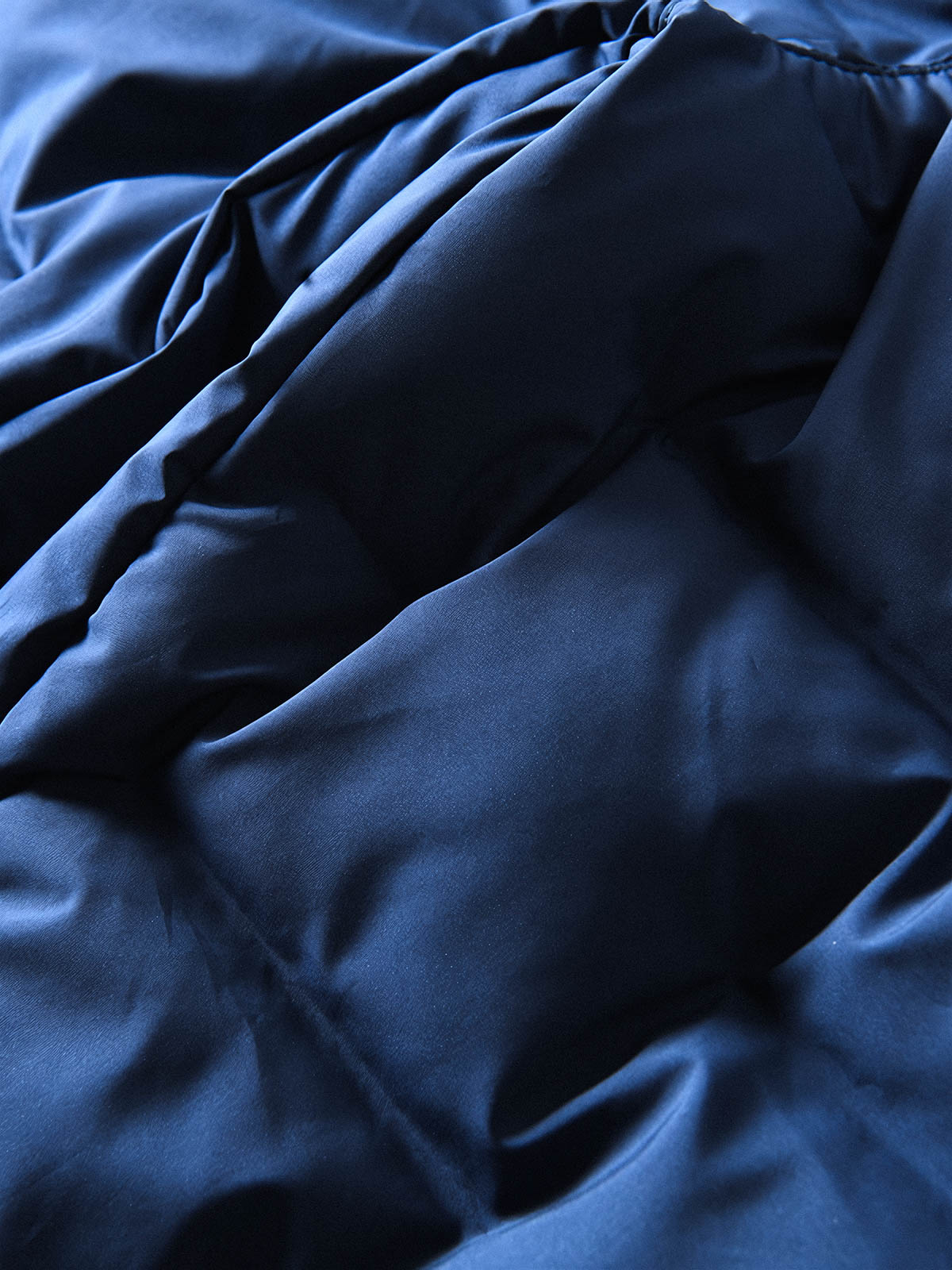 製品画像
高機能保温中綿 防風・防寒中綿パンツ全体図。防風性・撥水性に優れたナイロン素材とシンプルなデザインで、寒冷地のアウトドア活動に最適な秋冬アイテム。
詳細画像
防風・撥水ナイロン素材の質感、高機能保温中綿の充填構造、裾の調整仕様と立体裁断デザインによる動きやすさのディテール特写。