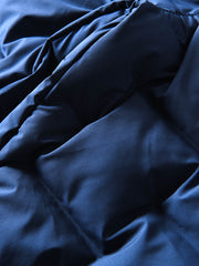 製品画像
高機能保温中綿 防風・防寒中綿パンツ全体図。防風性・撥水性に優れたナイロン素材とシンプルなデザインで、寒冷地のアウトドア活動に最適な秋冬アイテム。
詳細画像
防風・撥水ナイロン素材の質感、高機能保温中綿の充填構造、裾の調整仕様と立体裁断デザインによる動きやすさのディテール特写。