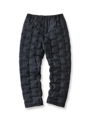 製品画像
高機能保温中綿 防風・防寒中綿パンツ全体図。防風性・撥水性に優れたナイロン素材とシンプルなデザインで、寒冷地のアウトドア活動に最適な秋冬アイテム。
詳細画像
防風・撥水ナイロン素材の質感、高機能保温中綿の充填構造、裾の調整仕様と立体裁断デザインによる動きやすさのディテール特写。