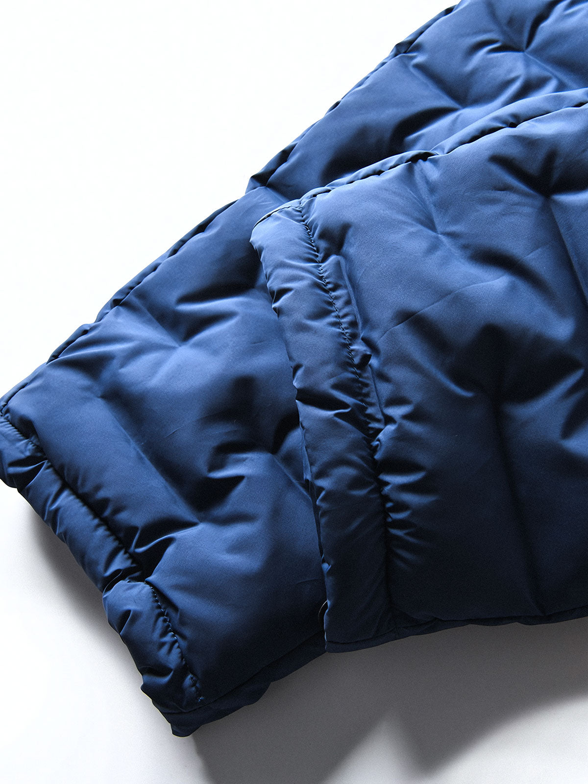 製品画像
高機能保温中綿 防風・防寒中綿パンツ全体図。防風性・撥水性に優れたナイロン素材とシンプルなデザインで、寒冷地のアウトドア活動に最適な秋冬アイテム。
詳細画像
防風・撥水ナイロン素材の質感、高機能保温中綿の充填構造、裾の調整仕様と立体裁断デザインによる動きやすさのディテール特写。