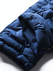 製品画像
高機能保温中綿 防風・防寒中綿パンツ全体図。防風性・撥水性に優れたナイロン素材とシンプルなデザインで、寒冷地のアウトドア活動に最適な秋冬アイテム。
詳細画像
防風・撥水ナイロン素材の質感、高機能保温中綿の充填構造、裾の調整仕様と立体裁断デザインによる動きやすさのディテール特写。