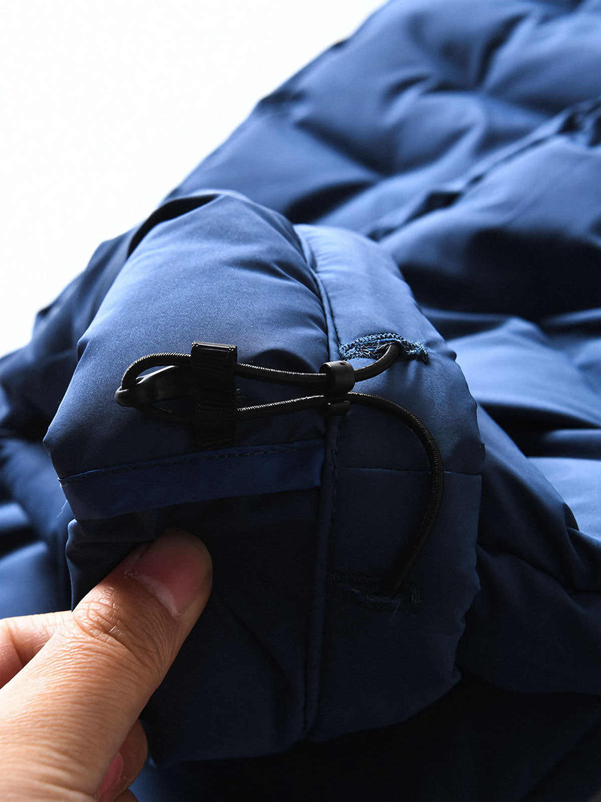 製品画像
高機能保温中綿 防風・防寒中綿パンツ全体図。防風性・撥水性に優れたナイロン素材とシンプルなデザインで、寒冷地のアウトドア活動に最適な秋冬アイテム。
詳細画像
防風・撥水ナイロン素材の質感、高機能保温中綿の充填構造、裾の調整仕様と立体裁断デザインによる動きやすさのディテール特写。