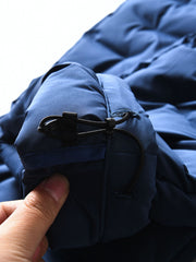 製品画像
高機能保温中綿 防風・防寒中綿パンツ全体図。防風性・撥水性に優れたナイロン素材とシンプルなデザインで、寒冷地のアウトドア活動に最適な秋冬アイテム。
詳細画像
防風・撥水ナイロン素材の質感、高機能保温中綿の充填構造、裾の調整仕様と立体裁断デザインによる動きやすさのディテール特写。