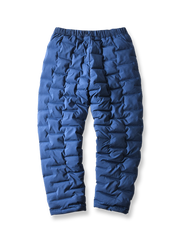 製品画像
高機能保温中綿 防風・防寒中綿パンツ全体図。防風性・撥水性に優れたナイロン素材とシンプルなデザインで、寒冷地のアウトドア活動に最適な秋冬アイテム。
詳細画像
防風・撥水ナイロン素材の質感、高機能保温中綿の充填構造、裾の調整仕様と立体裁断デザインによる動きやすさのディテール特写。