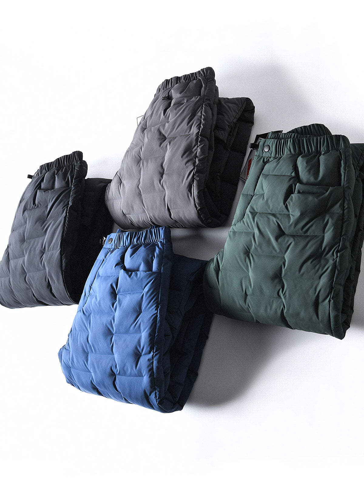 製品画像
高機能保温中綿 防風・防寒中綿パンツ全体図。防風性・撥水性に優れたナイロン素材とシンプルなデザインで、寒冷地のアウトドア活動に最適な秋冬アイテム。
詳細画像
防風・撥水ナイロン素材の質感、高機能保温中綿の充填構造、裾の調整仕様と立体裁断デザインによる動きやすさのディテール特写。