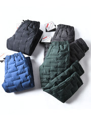 製品画像
高機能保温中綿 防風・防寒中綿パンツ全体図。防風性・撥水性に優れたナイロン素材とシンプルなデザインで、寒冷地のアウトドア活動に最適な秋冬アイテム。
詳細画像
防風・撥水ナイロン素材の質感、高機能保温中綿の充填構造、裾の調整仕様と立体裁断デザインによる動きやすさのディテール特写。