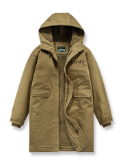 製品画像
N1デッキスタイル 海軍 フード付きコート全体図。高密度コットン素材と厚手シープスキン風ウールファー裏地を使用した、ヴィンテージ感溢れる冬用防寒アウター。
詳細画像
厚手のシープスキン風ウールファー裏地の質感、「A.R.M.Y.」プリントのクラシックディテール、ファスナーとボタンの二重防風仕様の特写。