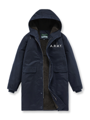 製品画像
N1デッキスタイル 海軍 フード付きコート全体図。高密度コットン素材と厚手シープスキン風ウールファー裏地を使用した、ヴィンテージ感溢れる冬用防寒アウター。
詳細画像
厚手のシープスキン風ウールファー裏地の質感、「A.R.M.Y.」プリントのクラシックディテール、ファスナーとボタンの二重防風仕様の特写。