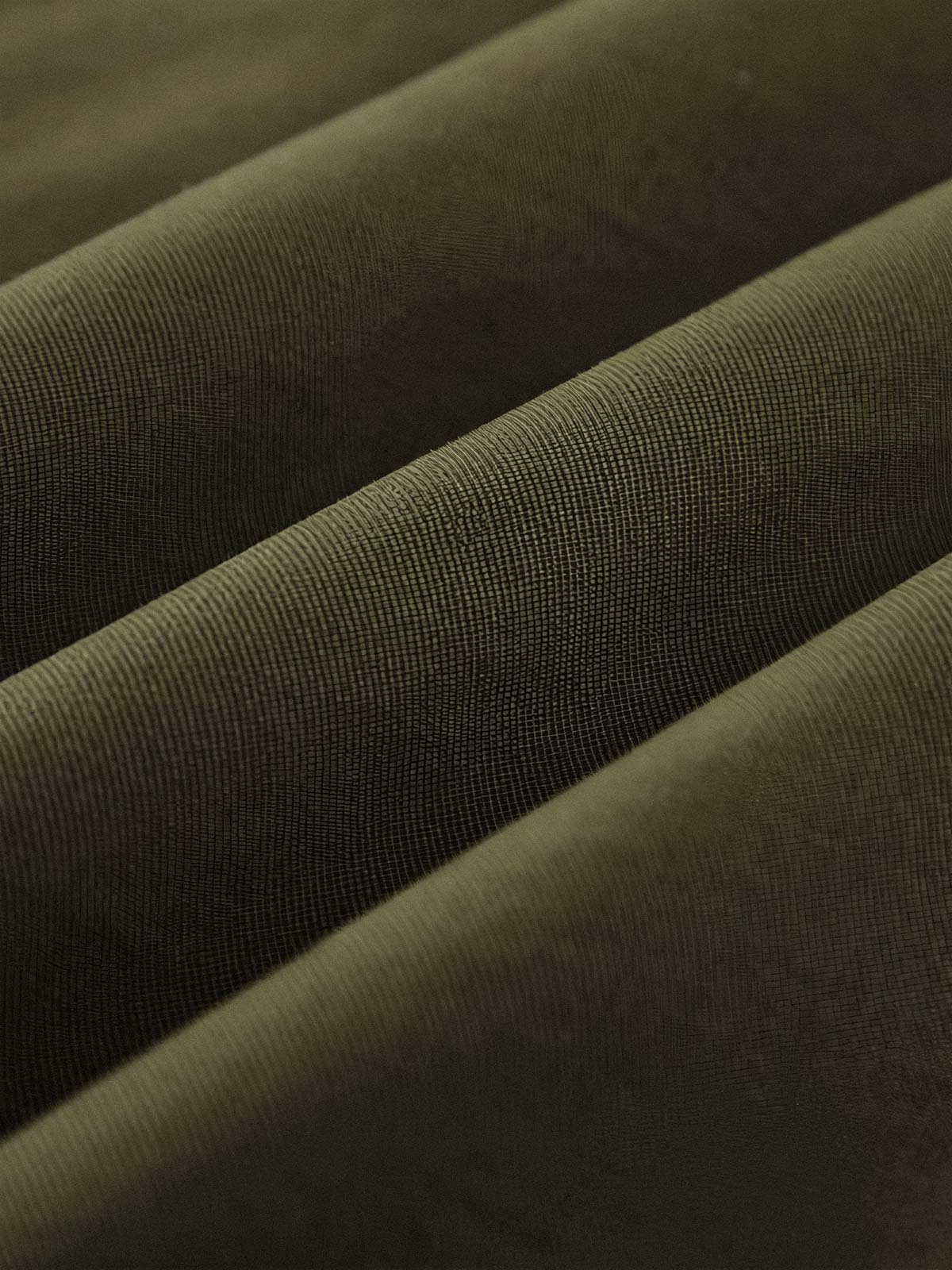 製品画像
N1デッキスタイル 海軍 フード付きコート全体図。高密度コットン素材と厚手シープスキン風ウールファー裏地を使用した、ヴィンテージ感溢れる冬用防寒アウター。
詳細画像
厚手のシープスキン風ウールファー裏地の質感、「A.R.M.Y.」プリントのクラシックディテール、ファスナーとボタンの二重防風仕様の特写。