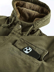 製品画像
N1デッキスタイル 海軍 フード付きコート全体図。高密度コットン素材と厚手シープスキン風ウールファー裏地を使用した、ヴィンテージ感溢れる冬用防寒アウター。
詳細画像
厚手のシープスキン風ウールファー裏地の質感、「A.R.M.Y.」プリントのクラシックディテール、ファスナーとボタンの二重防風仕様の特写。