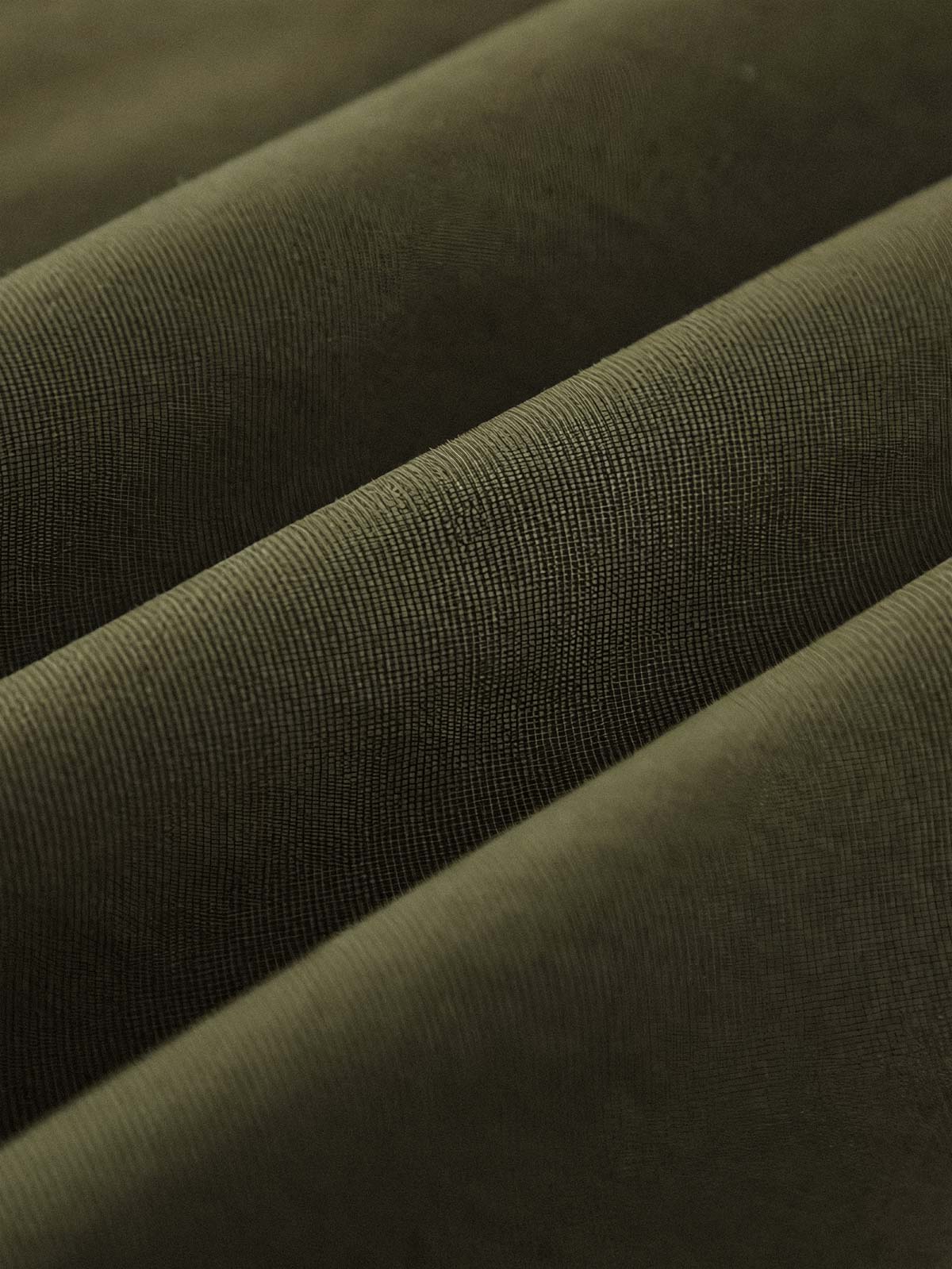 製品画像
N1デッキベスト全体図。シープスキン風ポリエステルファー裏地と100%コットン表地を使用し、耐久性・防風性・保温性を備えたクラシックデザインのベスト。
詳細画像
シープスキン風高密度ポリエステルファーの裏地、冷気を防ぐスタンドカラー、ジッパーとボタンの二重仕様、大容量フラップポケットのディテール特写。