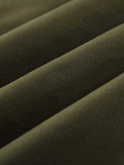 製品画像
N1デッキベスト全体図。シープスキン風ポリエステルファー裏地と100%コットン表地を使用し、耐久性・防風性・保温性を備えたクラシックデザインのベスト。
詳細画像
シープスキン風高密度ポリエステルファーの裏地、冷気を防ぐスタンドカラー、ジッパーとボタンの二重仕様、大容量フラップポケットのディテール特写。