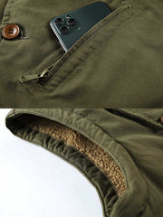 製品画像
N1デッキベスト全体図。シープスキン風ポリエステルファー裏地と100%コットン表地を使用し、耐久性・防風性・保温性を備えたクラシックデザインのベスト。
詳細画像
シープスキン風高密度ポリエステルファーの裏地、冷気を防ぐスタンドカラー、ジッパーとボタンの二重仕様、大容量フラップポケットのディテール特写。