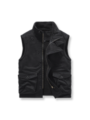 製品画像
N1デッキベスト全体図。シープスキン風ポリエステルファー裏地と100%コットン表地を使用し、耐久性・防風性・保温性を備えたクラシックデザインのベスト。
詳細画像
シープスキン風高密度ポリエステルファーの裏地、冷気を防ぐスタンドカラー、ジッパーとボタンの二重仕様、大容量フラップポケットのディテール特写。