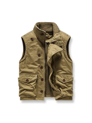 製品画像
N1デッキベスト全体図。シープスキン風ポリエステルファー裏地と100%コットン表地を使用し、耐久性・防風性・保温性を備えたクラシックデザインのベスト。
詳細画像
シープスキン風高密度ポリエステルファーの裏地、冷気を防ぐスタンドカラー、ジッパーとボタンの二重仕様、大容量フラップポケットのディテール特写。