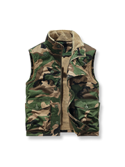 製品画像
N1デッキベスト全体図。シープスキン風ポリエステルファー裏地と100%コットン表地を使用し、耐久性・防風性・保温性を備えたクラシックデザインのベスト。
詳細画像
シープスキン風高密度ポリエステルファーの裏地、冷気を防ぐスタンドカラー、ジッパーとボタンの二重仕様、大容量フラップポケットのディテール特写。