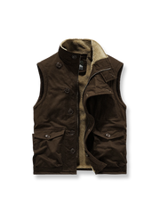 製品画像
N1デッキベスト全体図。シープスキン風ポリエステルファー裏地と100%コットン表地を使用し、耐久性・防風性・保温性を備えたクラシックデザインのベスト。
詳細画像
シープスキン風高密度ポリエステルファーの裏地、冷気を防ぐスタンドカラー、ジッパーとボタンの二重仕様、大容量フラップポケットのディテール特写。