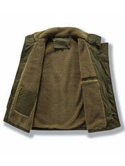 製品画像
N1デッキベスト全体図。シープスキン風ポリエステルファー裏地と100%コットン表地を使用し、耐久性・防風性・保温性を備えたクラシックデザインのベスト。
詳細画像
シープスキン風高密度ポリエステルファーの裏地、冷気を防ぐスタンドカラー、ジッパーとボタンの二重仕様、大容量フラップポケットのディテール特写。