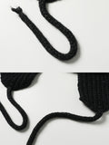 製品画像
「クラシックなパイロットスタイルを取り入れたハンドメイドのニットハット全体画像。100%ウール素材と耳当て付き防風デザインが特徴。」
詳細画像
「手編みの細やかなステッチが生み出す立体的なテクスチャと、耳当てストラップの防風構造のディテールをクローズアップ。」