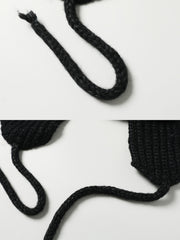 製品画像
「クラシックなパイロットスタイルを取り入れたハンドメイドのニットハット全体画像。100%ウール素材と耳当て付き防風デザインが特徴。」
詳細画像
「手編みの細やかなステッチが生み出す立体的なテクスチャと、耳当てストラップの防風構造のディテールをクローズアップ。」